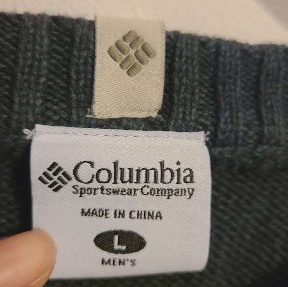 Columbia | Men's Cozy Gray V-Neck Knit and Ribbed Sweater (Size Large) - Picture 2 of 13
